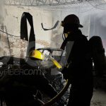 Un incendio destruyó un galpón y cuatro vehículos durante la madrugada en Esperanza