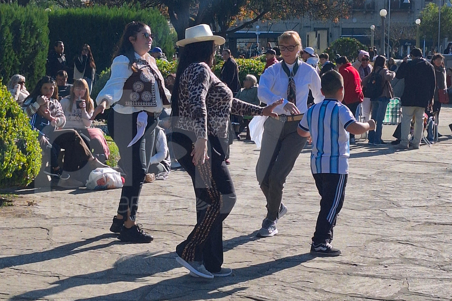Una multitud celebró el Día del Folklore con música y baile en Esperanza