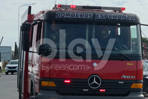 Bomberos trabajan para controlar un incendio en una cava a cielo abierto en Esperanza