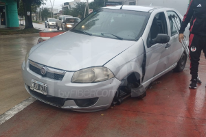 Un automóvil chocó contra el cantero central de la rotonda de Ruta 70 y Urquiza
