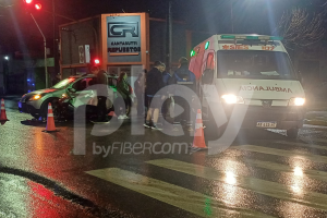 Fuerte choque entre una moto y un automóvil en Esperanza: un joven sufrió una importante lesión