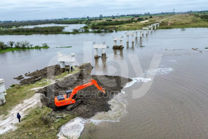 Provincia retira un terraplén de 500 metros que obstruye el escurrimiento del Salado