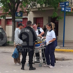 Esperanza: una camioneta y una motocicleta chocaron en pleno centro y dos personas fueron asistidas